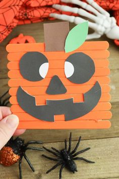 This popsicle stick jack o lantern is one of the best crafts for kids to make this Halloween! Grab the printable template to put together this easy art project with your preschooler or kindergartener today. You can get supplies for this DIY at Dollar Tree, then make it at home or in the classroom for a fun fall activity. Best Crafts For Kids, Fall Activity, Best Crafts, Fun Fall Activities