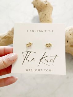 a person holding up a card that says i couldn't tie the knot without you