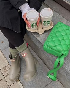 Green bag boots coffee starbucks cozy cold weather winter fall fashion drink outfit 2021 Huk Boot Outfits, Winter Rain Boots, Short Hunter Boots Outfit Fall, Aesthetic Rain Boots, Short Wellies Outfit, Ankle Hunter Boots Outfit, Hunter Boots Aesthetic, Hunter Play Boots Outfit, Rainboots Outfit Fall