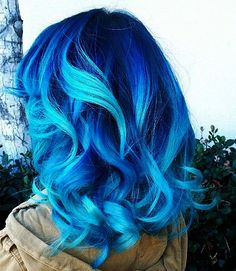 I would never dye my hair with such a bright color, but on her, it looks pretty neat. Blue Balayage, Balayage Short, Blue Ombre Hair, Hair Color Crazy, Color Highlights, Hair Color Pastel, Bright Hair, Hair Color Blue