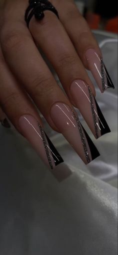 Long Acrylic Ombre Nail Designs, Square Acrylic Nails Elegant, Club Nails Acrylic, Going Out Nails Ideas, Black Acrylics Nails, Trending Acrylic Nails Short Square, Nail Ideas With Black Dress, Black Nails For Wedding Guest, Acrylic Nails With Black Design