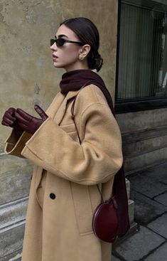 Vinter Mode Outfits, Gloves Outfit, Adrette Outfits, Burgundy Outfit, Black Gloves, Winter Outfits For Work, Coat Outfits, Mode Inspo, Looks Chic