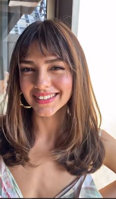 Chest Length Haircut With Bangs, Bottleneck Bangs Straight Hair, Straight Medium Length Hair With Bangs, Round Face Models, 2023 Bangs, Medium Hair Bangs, Curtain Bangs Medium Hair, Bangs Medium Hair, Hair Cutting Videos