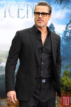 Brad Pitt Black Silk Suit Men, Men Dress Outfits, Gucci Suit, Trendy Mens Haircuts, Wedding Dresses Men Indian, Black Suit Men, Mens Fashion Blog, Atelier Versace, Suits Men