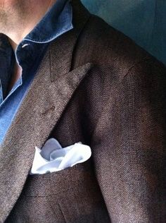 A little creative flair. Husband Outfits, White Pocket Square, Brown Suit, Italian Life, Dapper Dudes, Dapper Gentleman, Mens Formal Wear, Brown Suits, Peak Lapel