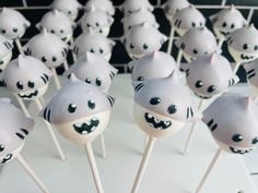 there are many cake pops with cats on them