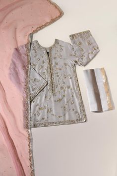 Short Kameez, Pakistan Bridal, Handmade Outfits, Pakistan Dress, Photoshoot Backdrops, Zardosi Work, Pastel Grey