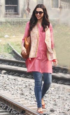 Short Kurti Designs, Kurti With Jeans, Pink Kurti, Bollywood Outfits, Salwar Kamiz