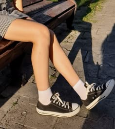 Converse Low Tops Aesthetic, Converse Shoes Womens Outfit, Outfits With Low Top Converse, Converse Shoes Outfit Aesthetic, Short Converse Outfit, Low Top Converse Aesthetic, Low Black Converse Outfit, Cute Sneakers Aesthetic