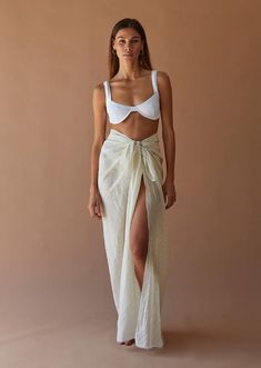 Luxury Beach Vacation Outfits, Poolside Cocktails, White Sarong, Thailand Outfit, Beach Ware, The Beach People, Retail Space Design, Sarong Skirt, Beach Sarong