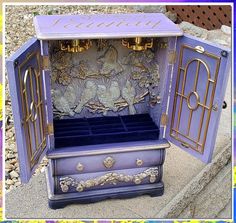 Looking for creative ways to organize your precious gems? Check out these 10 DIY jewelry box ideas that will add style and functionality to your collection. From upcycled materials to personalized designs, discover the perfect storage solution for your accessories. Start crafting your own unique jewelry box today! Diy Jewelry Box Ideas, Jewelry Box Ideas, Unique Jewelry Box, Diy Jewelry Box, Jewelry Box Diy, Ways To Organize, Jewelry Organizer Box, Upcycled Materials, Box Ideas