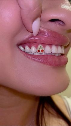 Y2k Teeth Gems, Cute Tooth Gems, Tooth Gems Aesthetic, Tooth Gem Placement, Tooth Gems Ideas, Teeth Gems, Teeth Aesthetic, Pretty Teeth, Dental Jewelry