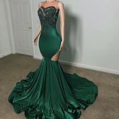 Long Reception Dress, Green Prom Dresses Mermaid, Green Velvet Wedding Dress, Court Train Prom Dress, Reception Dress Long, Velvet Wedding Dress, Trumpet Prom Dress, Prom Dresses Green, Green Prom Dresses