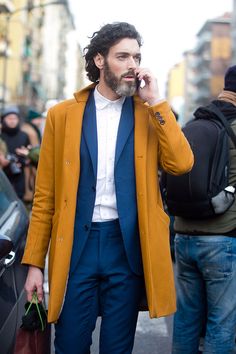 Awesome color pairing. #Offduty in Milan Fashion Milan, Old School Style, Mens Fashion Smart, Men's Street Style, Mens Fashion Blog, White Shirt Dress, Man Style, Gentleman Style