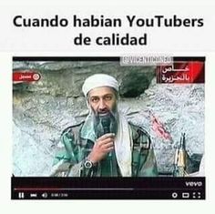 a man holding a microphone in front of a video screen with the caption'cuado habian you tubers de callad '