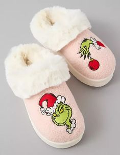 AE Grinch Scuff Slipper Grinch Socks, Preppy Slippers, Grinch Slippers, Christmas Sweatshirt Ideas, Pink Grinch, Shoe List, Grinch Design, Grinch Stuff