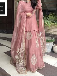 Beautiful Sharara Designs, Garara Dress Aesthetic, Garara Outfit Pakistani, Simple Desi Wedding Dress, Desi Shadi Dresses, Aesthetic Gharara Outfits, Lehenga Without Showing Stomach, Pakistani Garara Dresses Simple, Pink Shaadi Dress