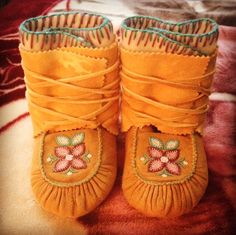 Moccasins Beaded, Native Moccasins, Making Moccasins, Tanned Girls, Moccasin Patterns, Baby Mocassins, Baby Moccasin Pattern, Diy Moccasins, Mukluk Boots