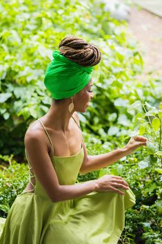 With my blonde box braids in, I tied them into a high bun and wrapped a green head wrap around them. My goal was to be a Black Tinkerbell with box braids, but without the iconic wings, the Halloween Costume Idea turned out to be giving Mother Nature. Black Tinkerbell, Costumes For Black Women, Woman In Green Dress, Tinkerbell Costume, Colored Box Braids, Blonde Box Braids, Creative Photoshoot, Black Bloggers