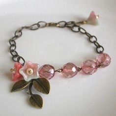 Charm Bracelet Ideas, Handmade Charm Bracelets, Necklace Inspiration, Flower Chain, 3d Quilling, Flower Cluster, Floral Bracelet, Dainty Bracelet