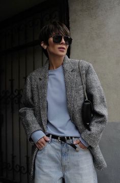 Gray Blazer Outfit Women, Balmain Blazer Outfits, Grey Blazer Outfit, White Shirt And Blue Jeans, Blazer Outfits For Women, Simple Fall Outfits, Gray Blazer, Urban Fashion Women, Classy Work Outfits