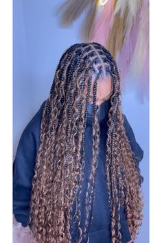 Bohemian Braids With Blonde Highlights, Boho Braids Honey Brown, Blonde And Black Hair Braids, Boho Braids Light Brown, Light Brown Boho Braids, Long Small Braids, Light Brown Boho Knotless Braids, Light Brown Goddess Braids, Light Brown Braids Black Women