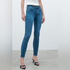 Zara Skinny Jean Medium Shot New W. Tickets Size 6/28 Stretchy And Soft Elegant Mid-rise Blue Jeans, Zara High Rise Stretch Jeans, Zara High Waist Fitted Jeans, Zara Blue Jeans With Button Closure, Zara High-waisted Denim Blue Jean Shorts, Zara Dark Wash Five-pocket Bottoms, Leopard Print Jeans, Oversized Jeans, Zara Jeans