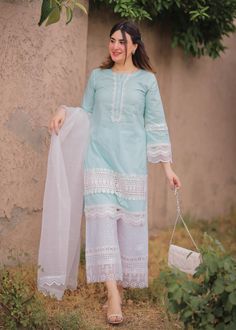 Aaniat Khalid, Chikankari Dupatta, Traditional Dressing, Kameez Design, Daman Design, Pakistani Makeup, Kurta Skirt, Elegant Fashion Outfits, Salwar Pattern