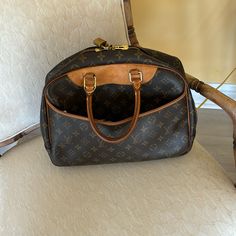 Excellent Condition Louis Vitton Deauville Satchel Lv Dauphine Bag, Brown Vintage Pouch Satchel, Louis Vuitton Kimono, Louis Vuitton Croisette, Louis Vuitton Metis, Louis Vuitton Deauville, Louis Vuitton Alma Bag, Louis Vuitton Satchel, Louis Vuitton Keepall Black