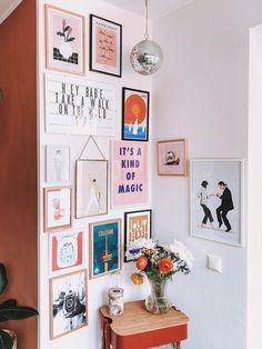 Die Gallerywall von Sinxem begeistert und durch die bunten Motive in rosaorange und lilaDie kleine Discokugel gibt der Bilderwand ein kleines Extra. Tulips In A Vase, Posters Wall Art, Flat Ideas, Posters Wall, Inspiration Wall, Wall Deco, New Room, Living Room Wall