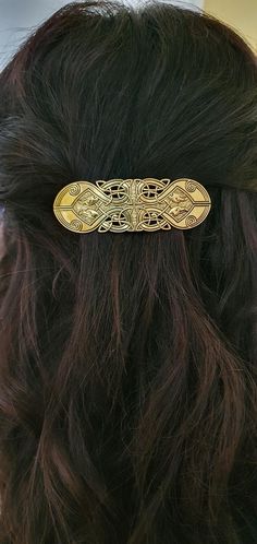 A beautiful embossed Celtic barrette hair slide. Measures approx 9 x 2,5 cms (3.5 x 1 inches).  Intricate design in antique gold finish.  Perfect for fairy or elfin queens. Celtic Fairy, Medieval Hairstyles, Wedding Barrettes, Hair Slide, Barrette Clip, Hair Barrettes, Intricate Design, Wedding Hair Accessories, Barrettes