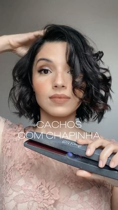 Cabelo curto preto cacheado penteado com chapinha How To Hairstyles For Short Hair, Short Hairstyling Ideas, Shortness Of Hair, Curl Ideas For Short Hair, Short Hair How To Curl, How To Curl A Short Hair, Hair Tutorial For Short Hair, Short Bob How To Style, Curl In Short Hair