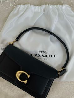 Tas Coach, Summer Bag Essentials, Classy Purses, Sac Diy, Luxury Bags Collection, Handbag Essentials, Bag Obsession, Girly Bags