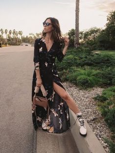 30 Timeless Outfit Ideas With White Combat Boots In 2022 - Hood MWR White Dr Martin Boots Outfit, White Boots And Dress, Martin Boots Outfits, Boots And Dress, Woolen Dresses