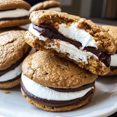 there are cookies and ice cream sandwiches on the plate