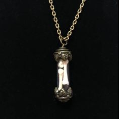 Real, tiny muskrat foot bones in a small, 1.5 inch clear, hard plastic and brass metal vial. The pendant hangs from an antiqued gold 22 inch chain. The vial measures 1.25 inches and has a decorative, floral design. The bones are very slender but protected by the vial. The vial is glued shut and cannot be opened. The amount of bones in vial differs from the one pictured. This batch has at least 10 tiny bones in each vial. They are all muskrat toe bones and measure from 1/4 inch to 1/2 inch. As wi Bone Jewelry Aesthetic, Real Bone Jewelry, Taxidermy Jewelry, Boo Baskets, Pill Bottle, Vial Necklace, Bone Earrings, Real Bones, Pill Bottles