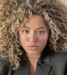 Curly Hairstyles Dyed, Curly Hairstyles Blonde, Hairstyles Dyed, Curly Hair Latina, Curly Balayage, Blonde Highlights Curly Hair, Hair Latina, Blonde Natural, Dyed Curly Hair