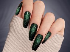 Green Glitter Nail Designs, Dark Green Glitter Nails, Fun Green Nails, Dark Green Christmas Nails, Emerald Green Nails, Olive Nails, Deep Emerald Green, Chrome Nails Designs, White Glitter Nails