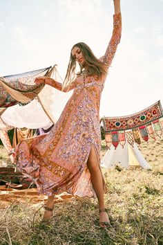 Woodstock Aesthetic, Bohemian Diesel, Mode Hippie, Floral Print Dress Long, Bohemian Lifestyle, Beach Please, Hipster Outfits, Boho Style Dresses, Vintage Maxi Dress