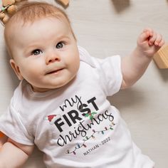 My first Christmas custom name Baby Bodysuit My 1st Christmas, My First Christmas, Christmas Custom, Holly Leaves, Cadeau Photo, Colorful Christmas, Matching Gifts, Fete Halloween, Babies First Christmas