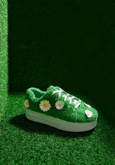 Delia's Grass Turf 90s Platform Skater Sneakers With Daisies - Green – Dolls Kill Skater Sneakers, 3d Vinyl, Dolls Kill Outfits, Green Platform, On The Bright Side, Halloween 2024, Bright Side, Platform Sneakers, Y2k Fashion