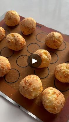 1.7M views · 10K reactions | Son súper aireados , crocantes Y MUY ADICTIVOS.

Vamos con la receta 👉🏻
CHIPA RECETA 🫶🏻

Atenti con esta receta porque es muy práctica! Los bollos de chipa los podes guardar crudos en el freezer por 3 meses y los sacas directo para el horno y se hacen en 25 minutos ( esto para mi es CLAVE). 

• 500 g de fécula de mandioca 
• 3 huevos 
• 70 g de manteca 
• 100 cc de agua ( podes reemplazar una parte por jugo de naranja queda buenismo! O leche si queres una miga mas tierna ) 
• 200 g de queso rallado ( puede ser el que más te guste el que tengas , yo le puse sardo ) 
• pizca de sal 

Te enseño un truco para que te queden bien aireados!! 
Si batís los huevos 3 minutos en la batidora hasta formas un punto letra vas a tener una masa muchísimo más aireada 😍. Una Cassava Cake, July 28, Baked Goods, Bat, Rolls, Cake, On Instagram