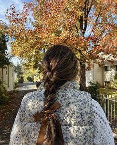 Hair Fall Aesthetic, Autumn Hair Aesthetic, Romantic Style Fall Outfits, Fall Aesthetic Hair, Fall Hair Aesthetic, Fall Picture Ideas For Instagram, Autumn Hairstyles Fall, Cosy Hairstyles, Fall 2024 Aesthetic