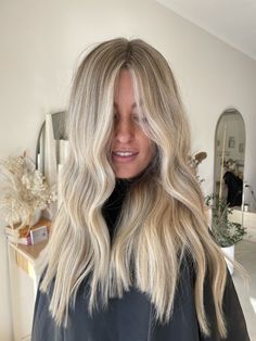 Bright Blonde Hair With Dimension, Brown Hair Natural Highlights, Lived In Bright Blonde, Cutesy Hairstyles, Blonde Root Smudge, Hairsalon Ideas, Dirty Blonde Hair With Highlights, Hair Inspo Blonde, Butter Blonde Hair