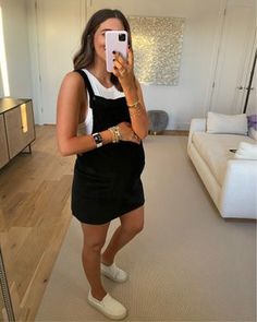 Tshirt Maternity Outfit, Pregnancy Casual Outfits Summer, Short Pregnant Women Outfits, Outfit Ideas Pregnant Summer, Bump Friendly Outfits Summer, Pregnant Style Summer, Trendy Maternity Outfits Summer, Pregnant Airport Outfit Summer, Pregnant Outfits Summer