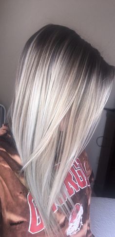 Hair With Brown Roots, Blonde Hair With Brown Roots, Shadow Roots Hair, Blonde Hair With Brown, Platinum Blonde Balayage