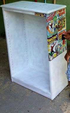 Super glue super hero comics to a bookshelf... Avengers Bedroom, Deco Disney, Bookshelves Diy