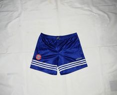 "AUTHENTIC OFFICIAL FOOTBALL TEAM SHORTS 90s BAYERN MUNICH  FOOTBALL TEAM SHORTS VINTAGE 90S GENUINE BY ADIDAS, made in Portugal. EXCELLENT VINTAGE CONDITION . WASHED and SANITIZED  LABEL SIZE : It 14, D 164, Uk 30, Us 16 Youth/Adults' .  Please to better fit read the measurements below . W. 15.5-.20.5 inches . 40-52 cm Lenght 15 in. , 38 cm. Polyester . We post from Italy. WASHED and SANITIZED  This is a PRIVATE SALE The Photos are Real of the Items I sell in this auction. IF YOU HAVE QUESTIONS Adidas Vintage, Bayern Munich, Vintage Adidas, Football Team, Munich, Sport Fitness, Vintage 90s, Blue White, Auction