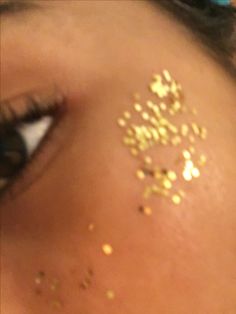 Glitter Cheeks Ingredients: Vaseline and Glitter Directions: just put some Vaseline on your cheeks and then dab the glitter on and voila! Perfect Glitterness Glitter On Cheeks, Chest Glitter, Sparkle Makeup, Angel Makeup, Glitter Face, Pep Rally, Gold Makeup