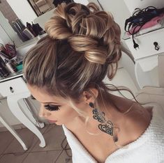 Aprenda a fazer penteados para casamentp #penteados #casamento #noiva #madrinha #cabelos Hair Stations, Bridal Appointment, Dress Models, Up Dos For Medium Hair, What Type, Hair Dos, Pretty Hairstyles